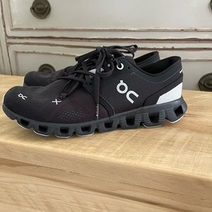 On Women’s Size 8 Cloud X Sneakers